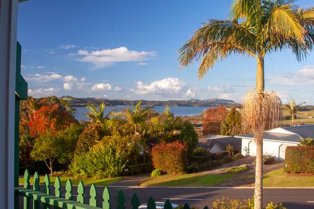 Inlet views! Super family home. 4km to town.