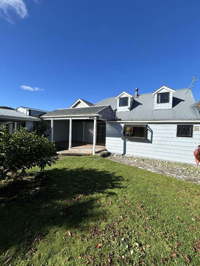 Charming Home with Bonus Studio – Space, Comfort & Convenience