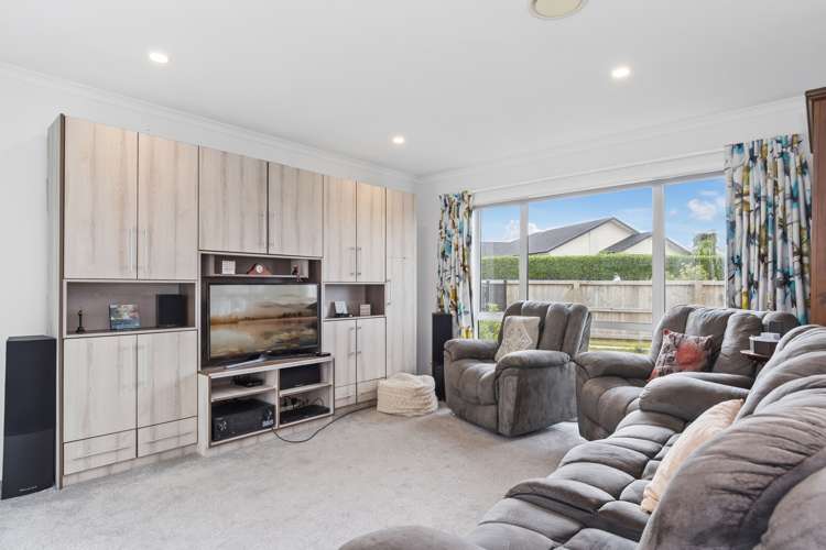 1 Benmore Crescent Pyes Pa_24