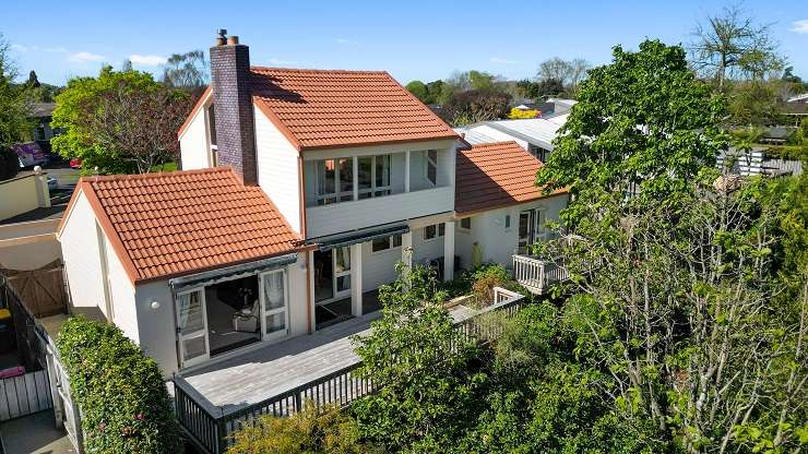 A 1990s brick on home on Longwood Place, in Harrowfield, Hamilton, had a declared reserve of $800,000. Photo / Supplied