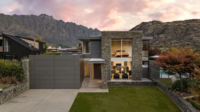 Alfresco living with an entertainer’s dream deck!
