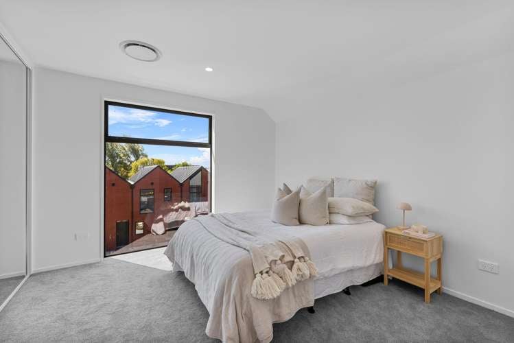 2/11 Donald Place Merivale_12