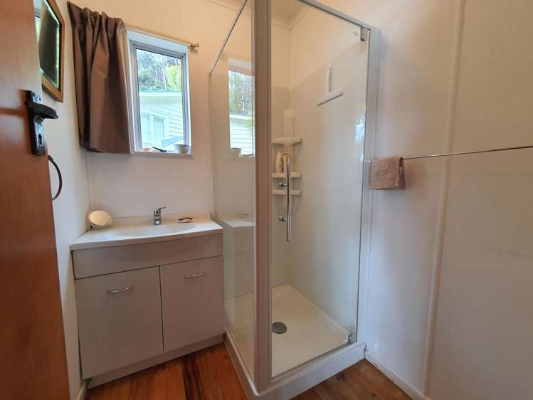 219-222/DP7675 Bon Accord Harbour Kawau Island_9