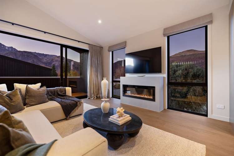 2/4 Pritchard Place_1