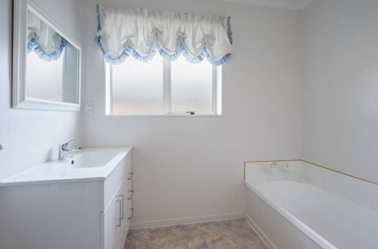 17 Covent Drive Stoke_10