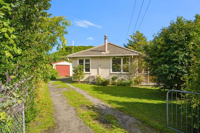 Garden Outlook & Sunroom Ease in Ōtaki