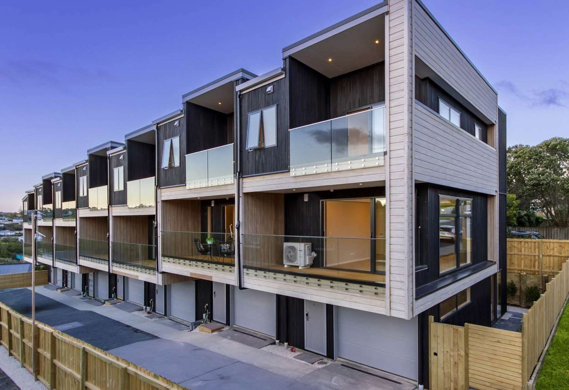 2/64 Pupuke Road Hillcrest_0