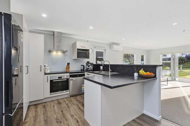 2/1 Murphy Place Titahi Bay_6