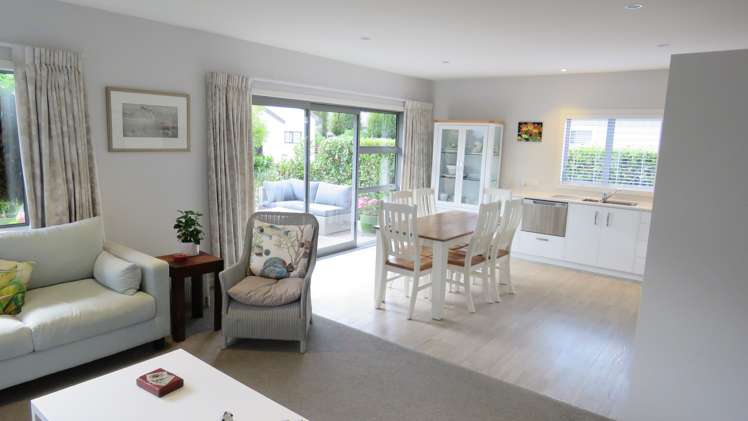 23 Chateau Crescent Rangatira Park_3