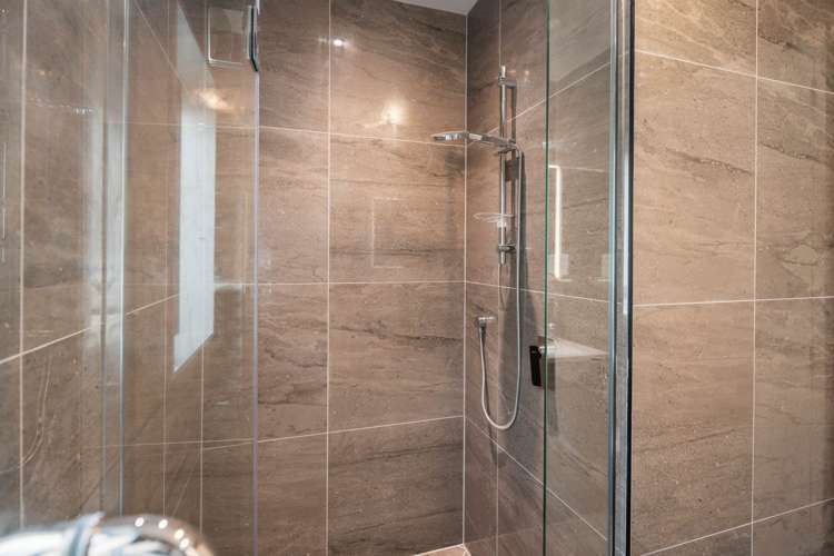 4, 6, 7/16 Reynella Drive Massey_14