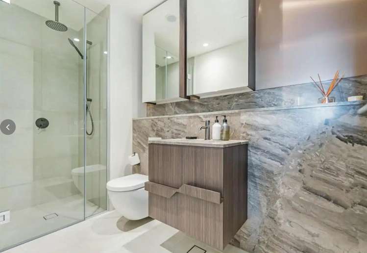 5102/10 Commerce Street 10015_5