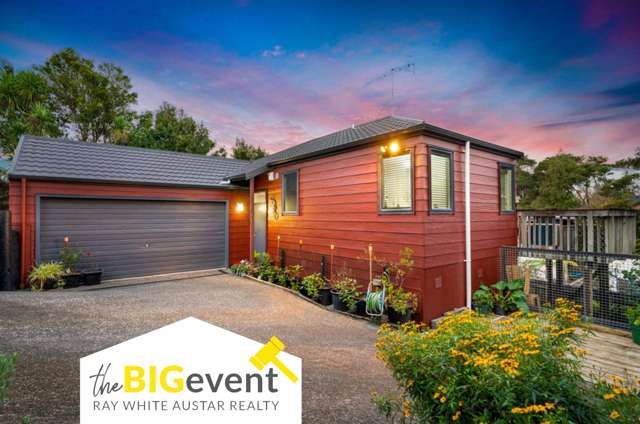 Tranquil Titirangi with Central Convenience!