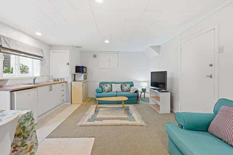 13 Colmar Road Mellons Bay_49