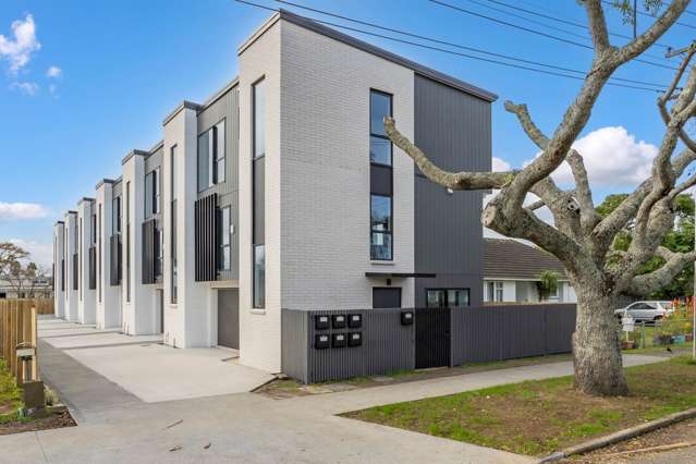 Nearly New  4 Bedrooms  Prime Panmure Location