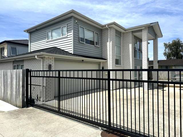 Large 5-Bed 2-Level Papatoetoe Family Home