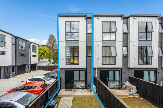 Sunlit Corner Townhouse in Avondale