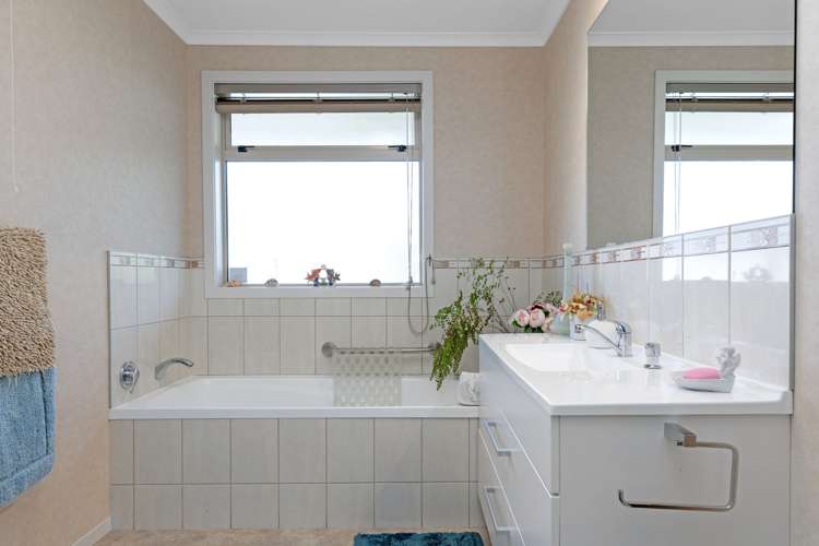 9 Magnolia Rise Waipahihi_15