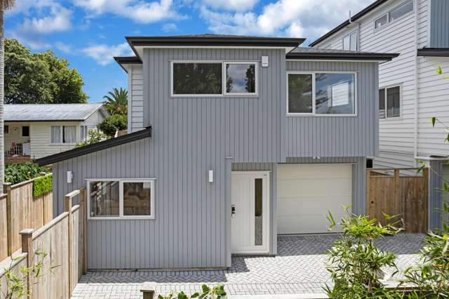 TWO LIVING ROOMS! WALKING DISTANCE TO ST KENTS