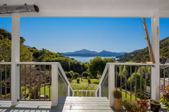 Family home and cottage in stunning Moetapu Bay