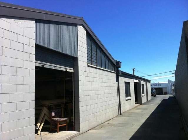 Showroom/Warehouse close to CBD