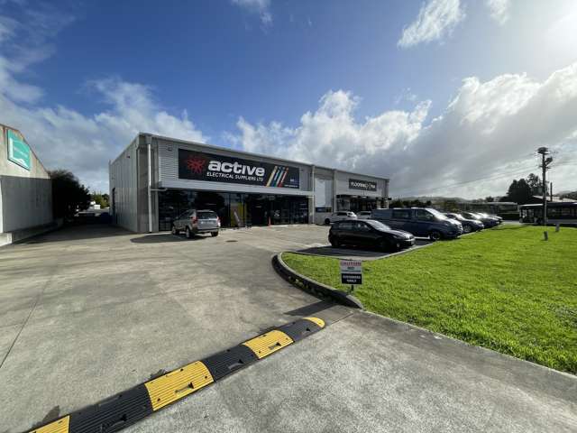 High-Profile Corner Site with Trade Showroom