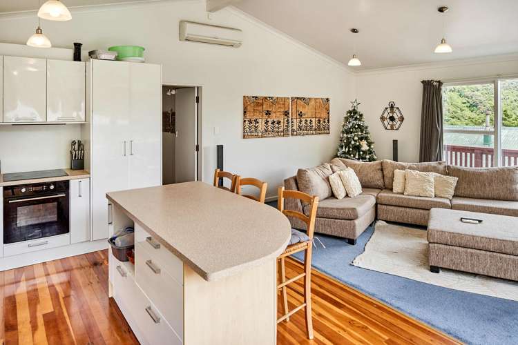 19 Holmes Grove Naenae_7