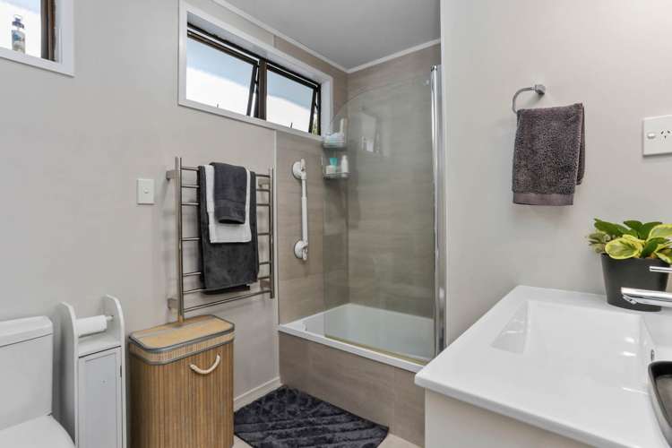 1/2 Burundi Avenue Clendon Park_5