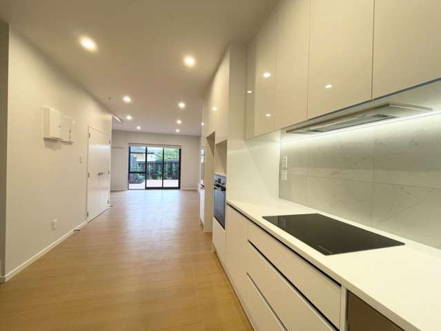 Te Atatu Peninsula, 2 bedrooms with 1 Study
