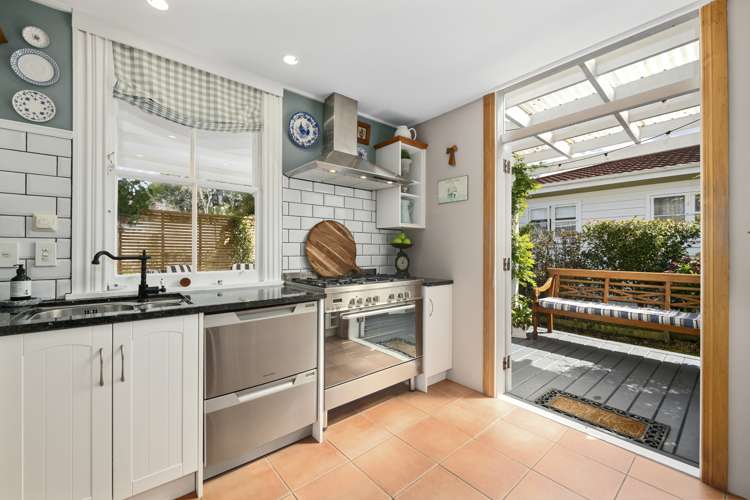 2 Barton Road Heretaunga_13