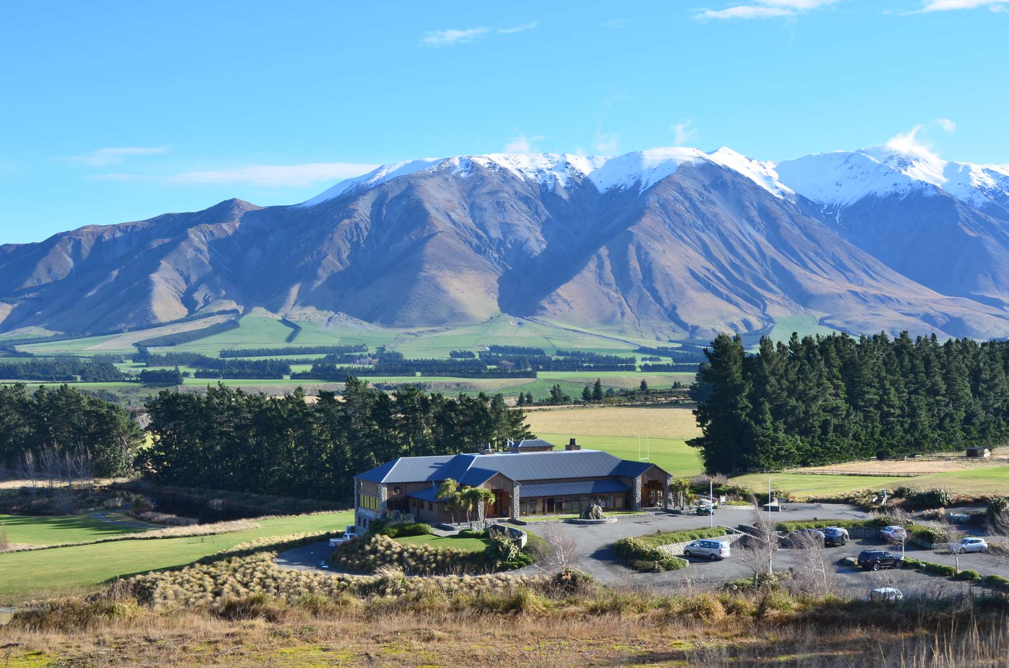 Covid-19 death puts top NZ golf course on auction block