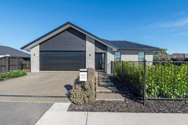 LEESTON  PRIME LOCATION, IMMACULATE, THREE BEDROOMS, TWO BATHROOMS, DOUBLE GARAGE