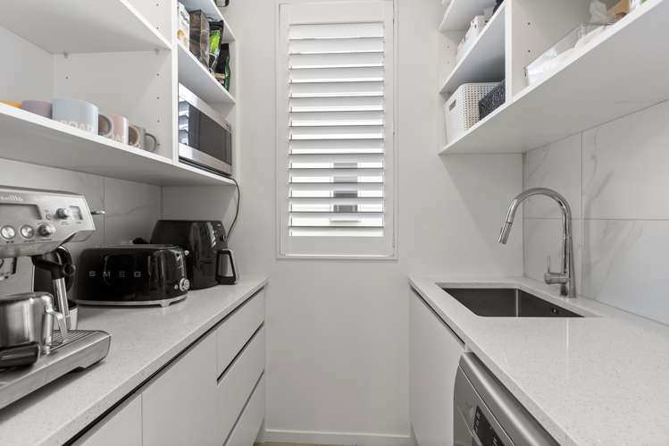 5b Holland Avenue Point England_13