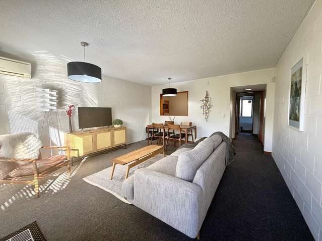 Fully Furnished Immaculate Stylish Inner City Unit in Prime Location!