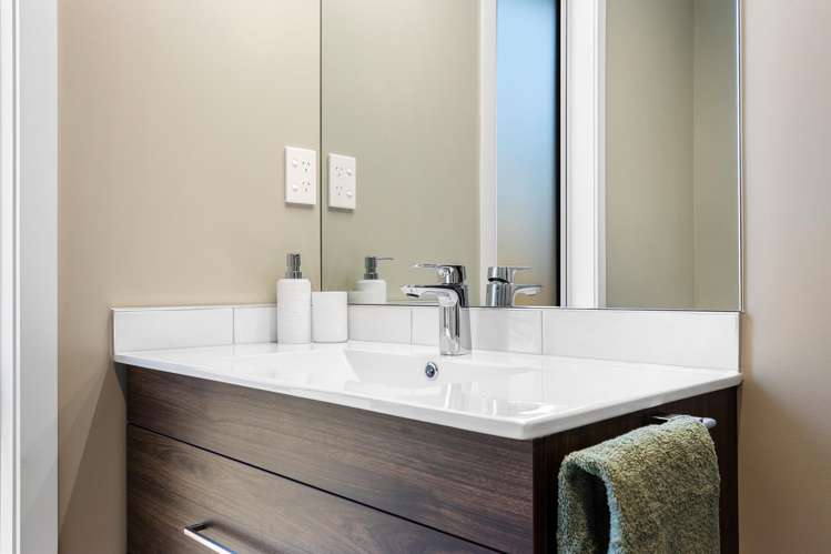 8 Strowan Avenue Elgin_12