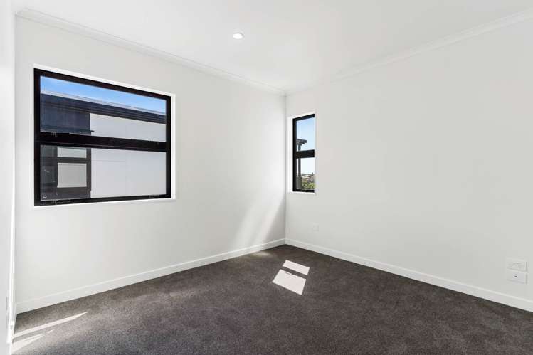 301/32 Shortfin Place Flat Bush_11