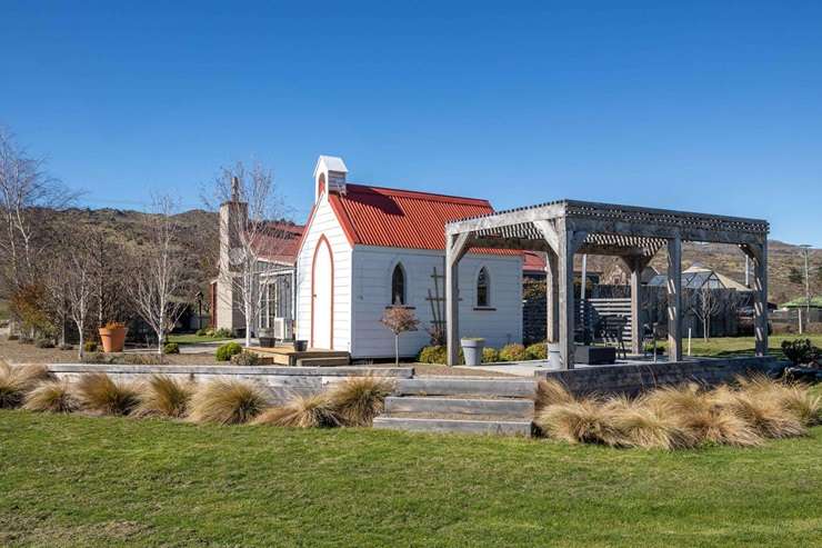 Retired District Court judge Rosemary Riddell is selling 3377 and 3379 Ida Valley-Omakau Road, in Oturehua, Central Otago. Photo / Supplied