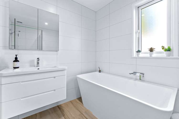 532 Beach Road Murrays Bay_13