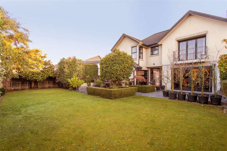 2 June Gardens Northwood_19