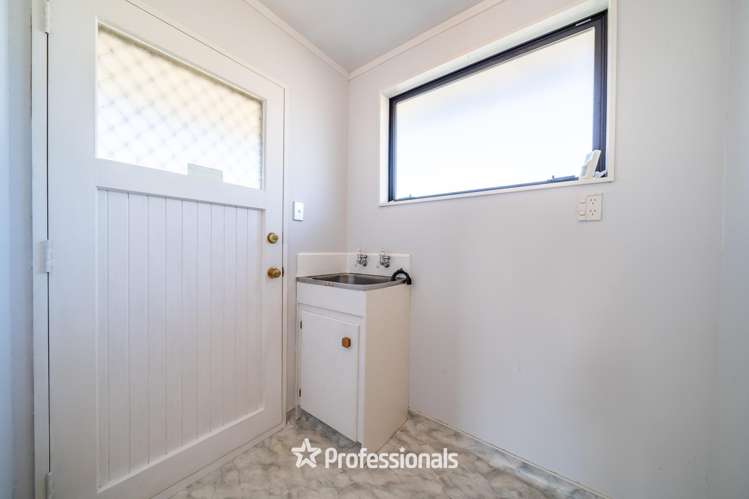 5/8 Hewer Crescent Naenae_11