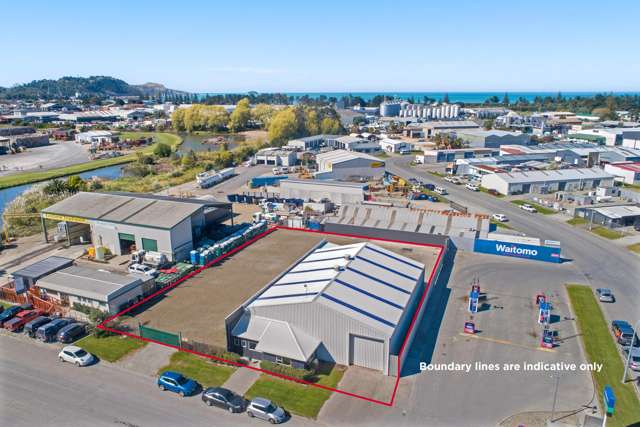 Industrial workshop and yard for lease