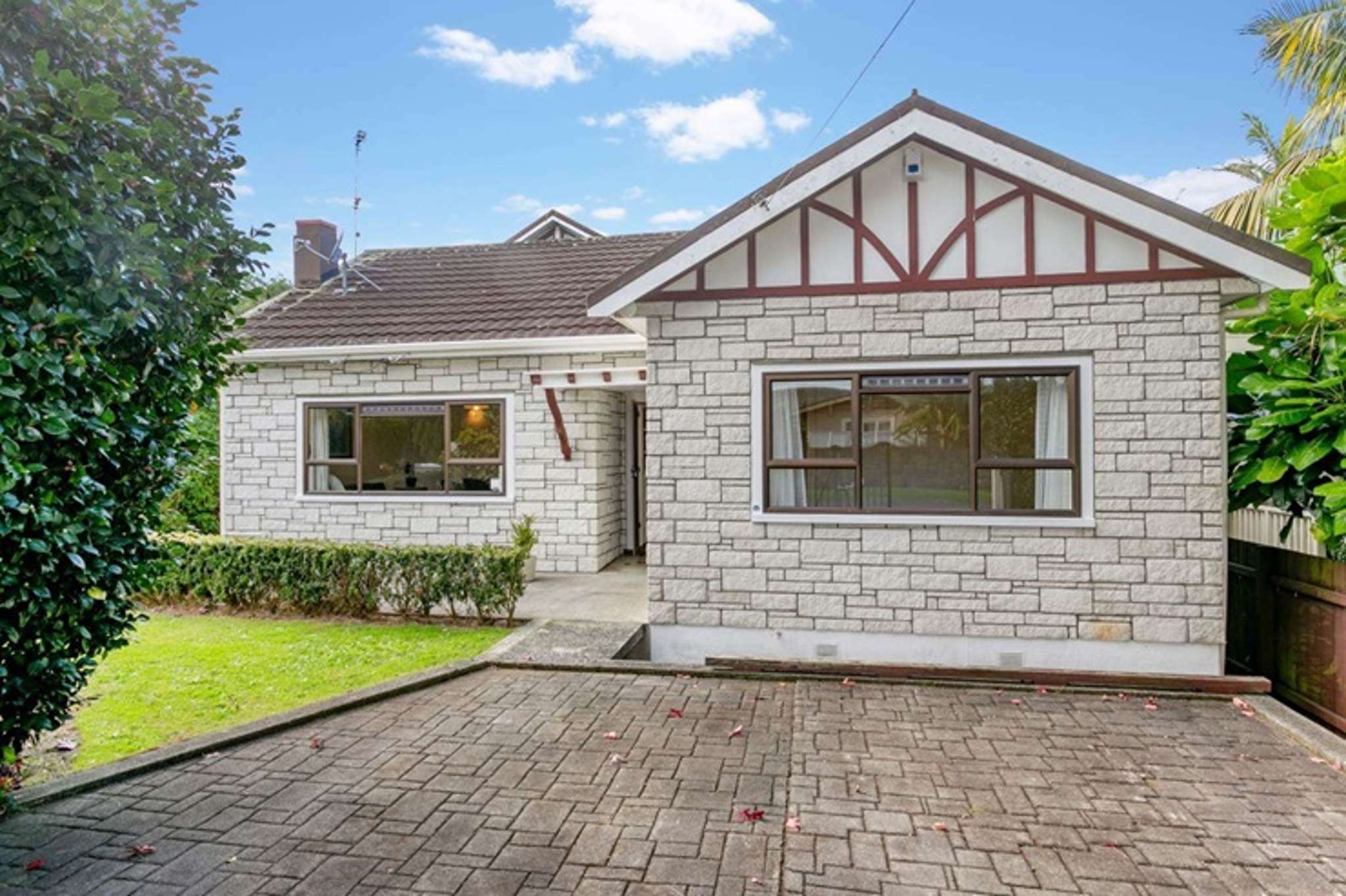 Family’s 12-minute auction battle with developers for dated home in ‘triple grammar zone’