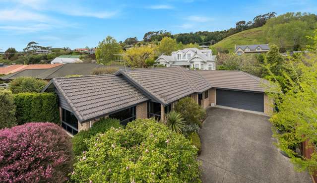 Private 4 bedroom, 2 living, close to Saxton