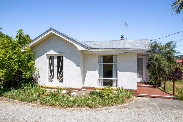 BRAEMAR COTTAGE - AS CUTE AS A BUTTON