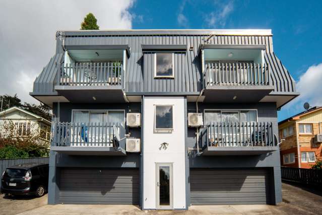 Tidy Upstairs 2-Bedroom Apartment in a Prime Hamilton Location