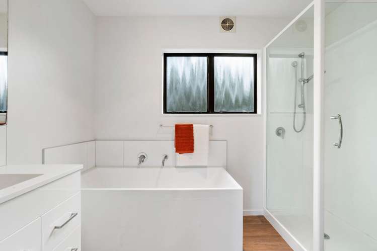 2/6 Lancaster Road Beach Haven_10