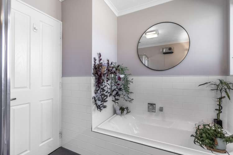 700 Queens Drive Waikiwi_12