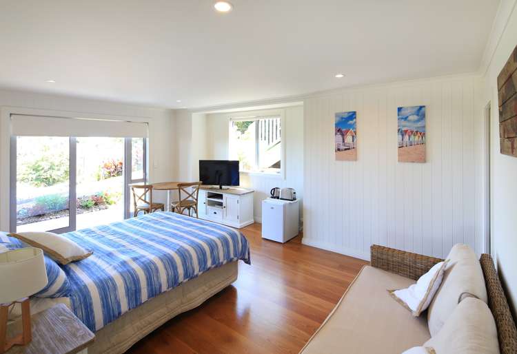 1/304b Sea View Road Ostend_16