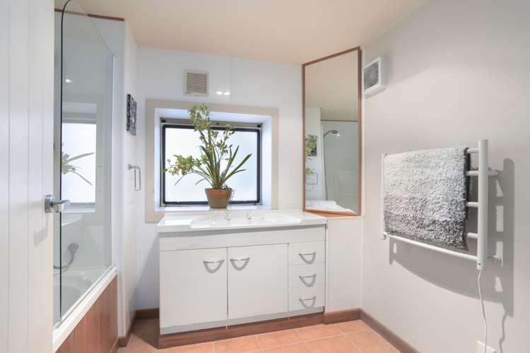 535 Scenic Drive Waiatarua_22