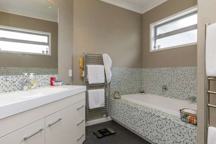 6 Heathcote Street Central_18