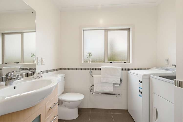 2A Downing Street Crofton Downs_11